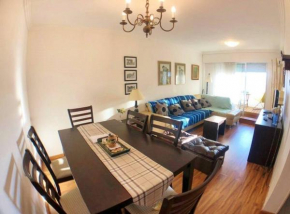 Apartamento de 2 dormitorios con cochera, céntrico
